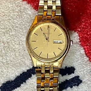 Seiko Classic Gold Men's Watch with Date Display